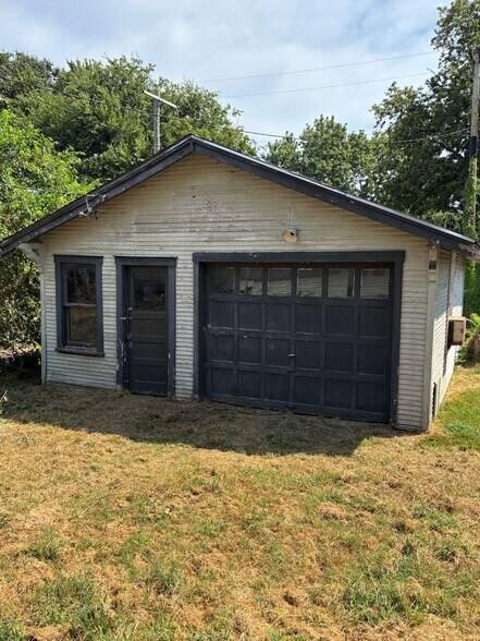 Building Photo - 219 S Indianapolis Ave