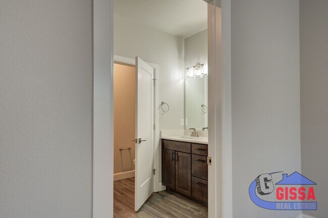 Building Photo - Beautiful, modern townhouse with primary b...