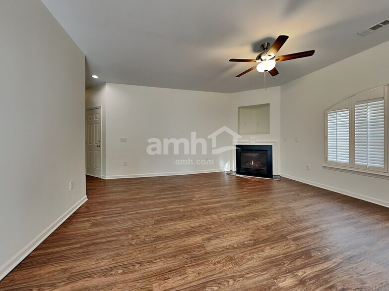 Building Photo - 300 Pemaquid Ct