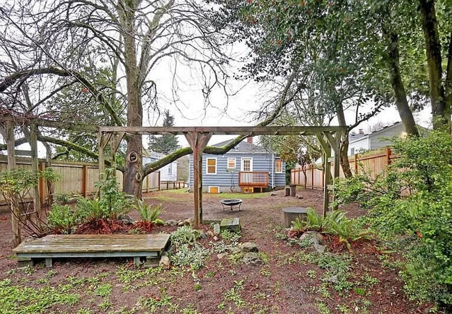 Building Photo - Great Northgate/Maple Leaf location - cute...