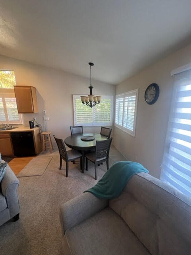 Building Photo - Clean Executive Rental Available Now