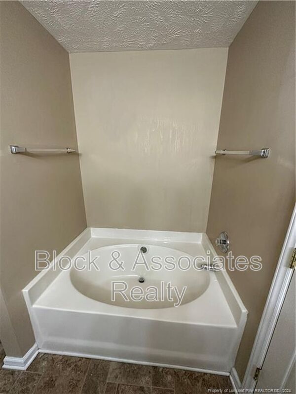 Building Photo - 400 Bubble Creek Ct