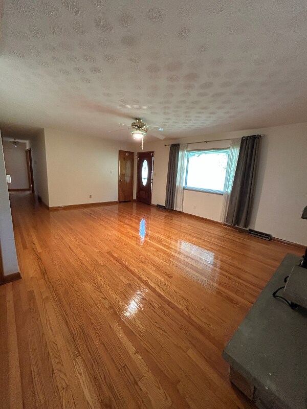 Building Photo - 1801 Oakwood Dr