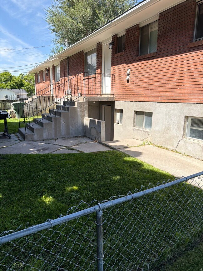 Building Photo - 625 Poole Ave