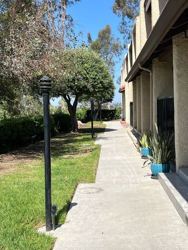 Building Photo - Cabrini 2 bedroom townhome