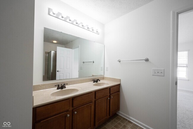 Building Photo - 9009 Mercer Dr