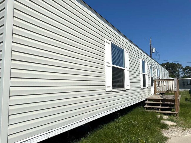 Building Photo - 16206 Wood Dr