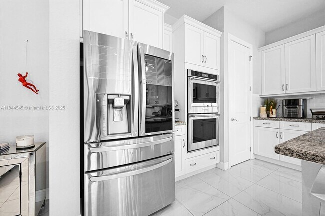 Building Photo - 8855 Watercrest Cir W