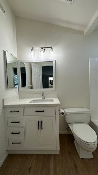 2nd bedroom’s bathroom. - 939 Sapphire St