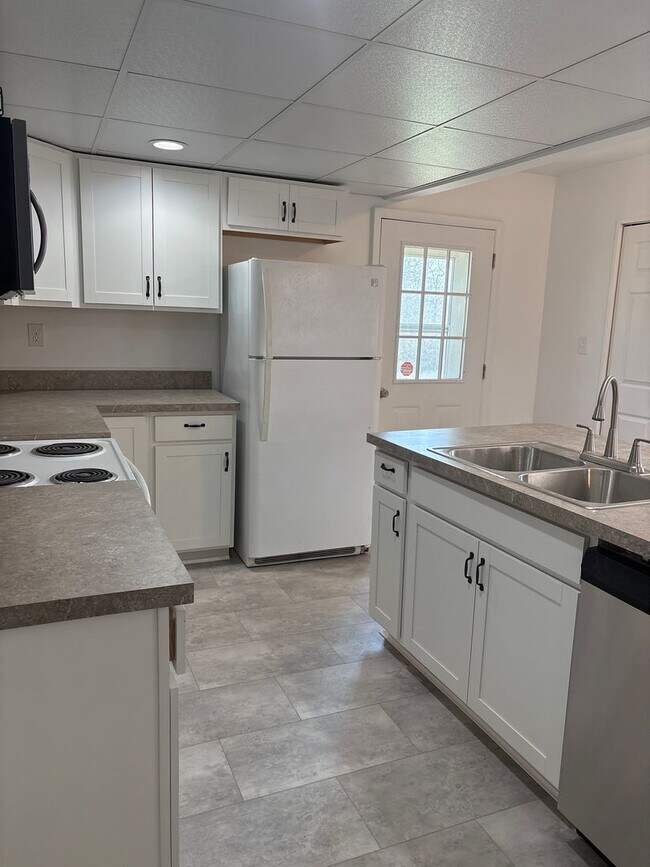 Building Photo - 1 Bedroom 1 Bath 2 Story Cottage-Suburban SD