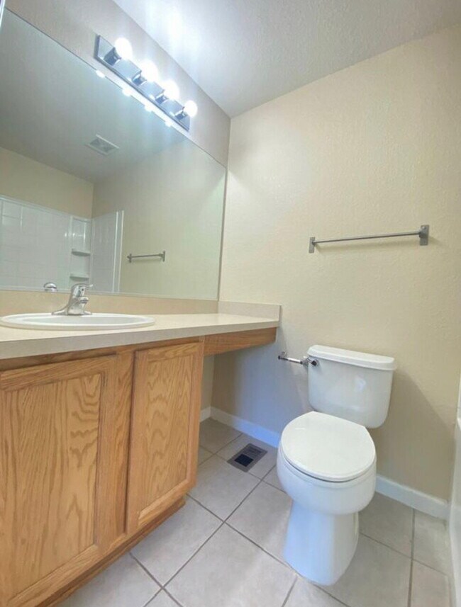 Building Photo - AVAILABLE MAY 10TH 2BD/2.5 BATH TOWNHOME IN THE EXCLUSIVE WYNCHASE COMMUNITY!!