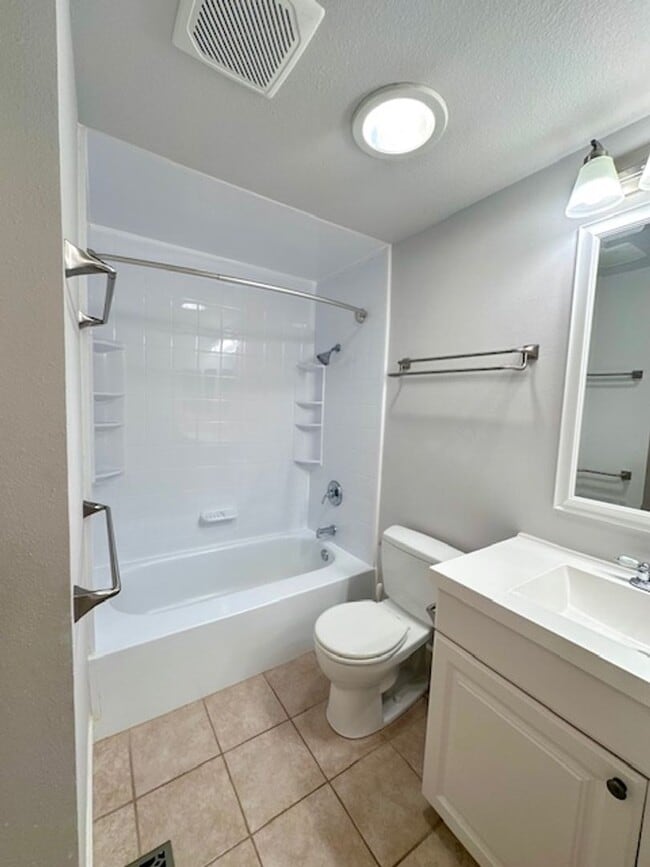 Building Photo - Charming 4 Bedroom Residence with Expansive Yard