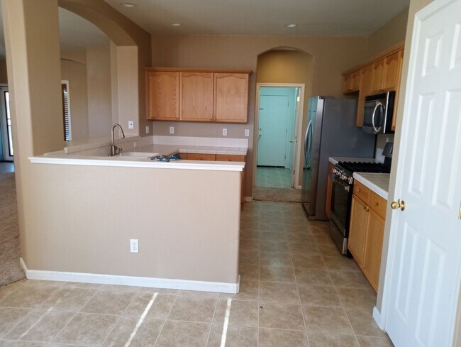 Building Photo - Double diamond home available for late May...