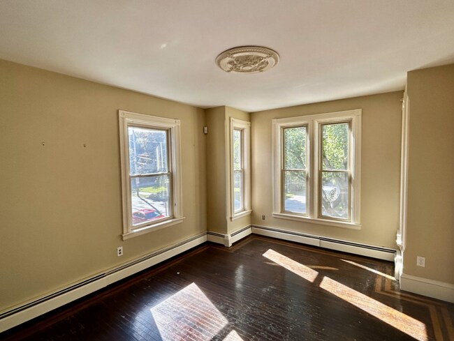 Building Photo - 206 Adelaide Ave