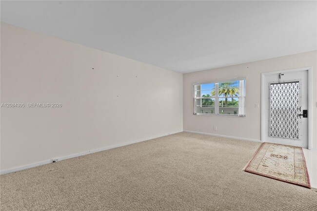 Building Photo - 523 Fanshaw M
