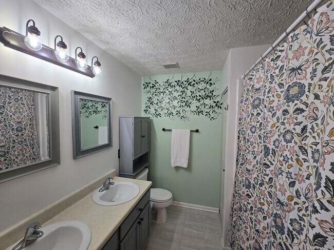 Building Photo - Super Adorable End-Unit Townhome in RTP with Designer Flair!