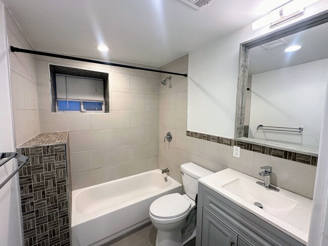 Building Photo - Renovated Spacious Apartment with fenced y...