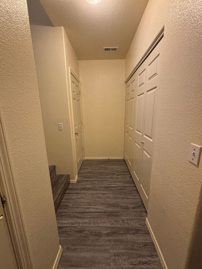 Building Photo - 726-728 E Spokane Ave