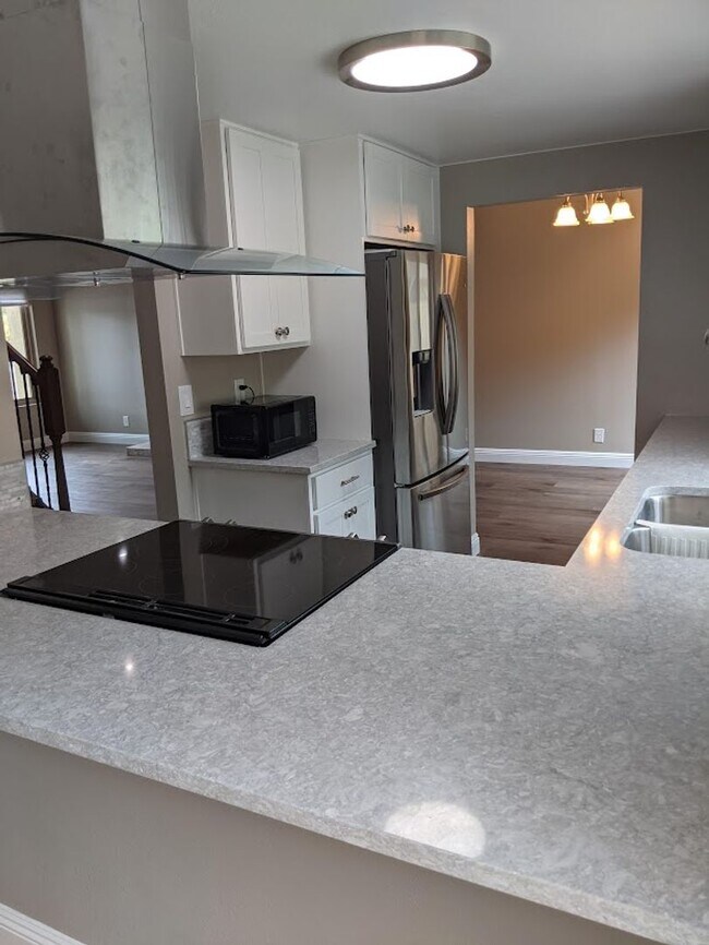 Building Photo - 4 Bed-2.5 Bath Two Story Home in San Diego