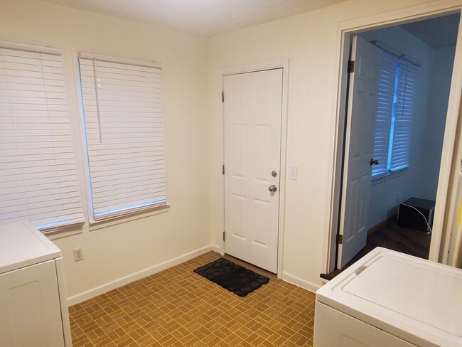 10x10 Utility room, back door to patio - 1323 W 19th St