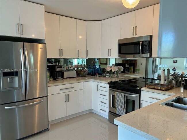 Building Photo - 9500 W Bay Harbor Dr