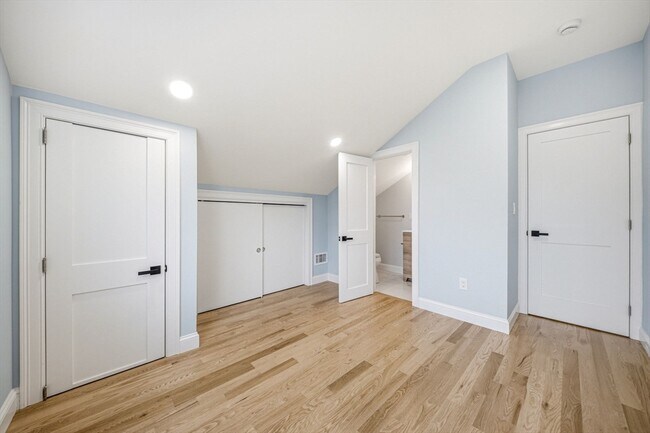 Building Photo - 9 Logan Ave