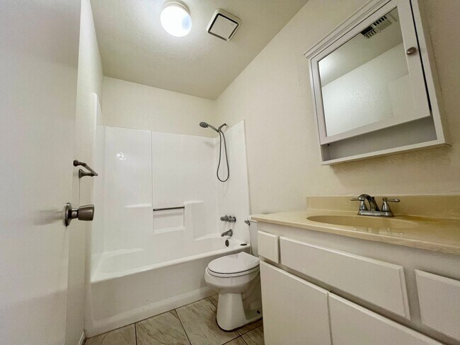 Building Photo - AVAILBLE NOW !!  3-bedroom 2 bath Duplex i...