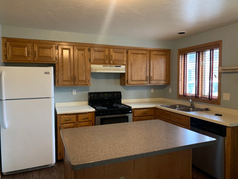 Building Photo - 2216 Woodrow Way