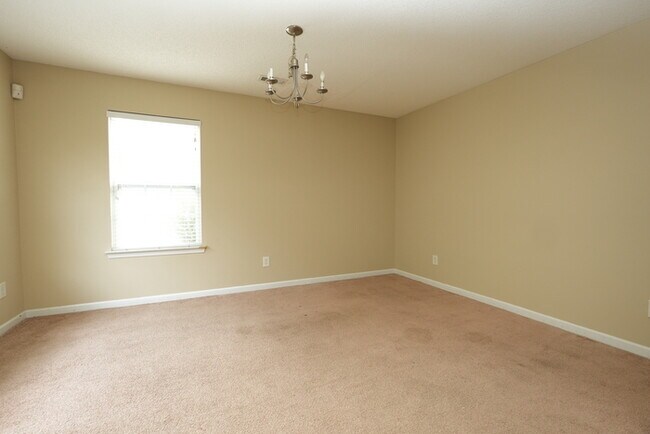 Building Photo - Spacious 4 bedroom home plus loft