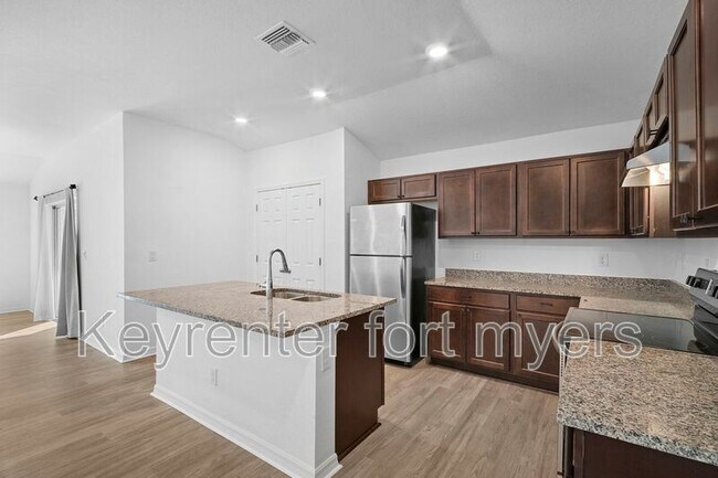 Building Photo - 341 Reeves St