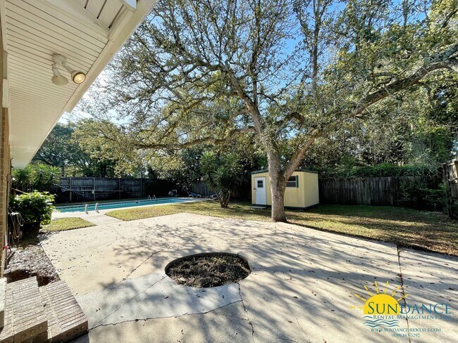 Building Photo - 3 Bedrooms Home With a Pool