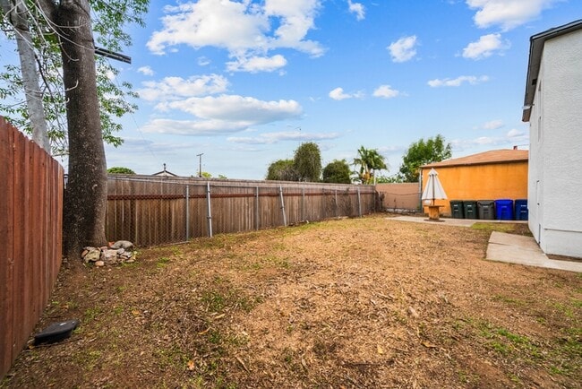 Building Photo - 1918 Skyline Dr