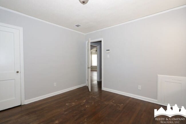 Building Photo - 2370 Larose Ave