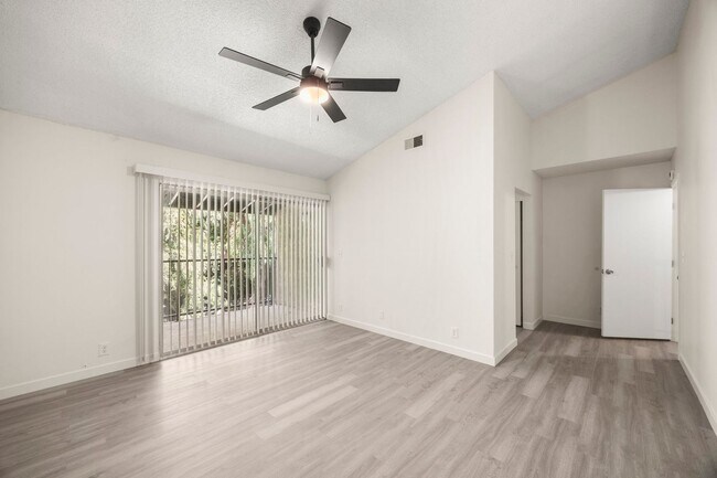 Building Photo - Spacious 2 Bedroom 2 Bathroom 3 Story Cond...