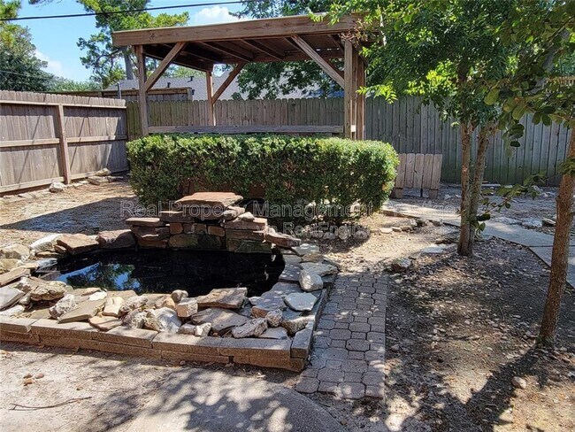 Building Photo - 2419 Stonecrest Dr