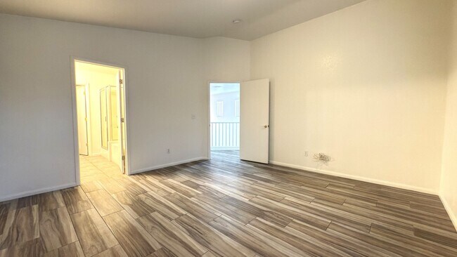 Building Photo - 10631 Streamside Ave