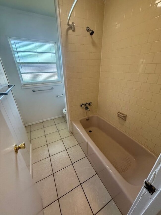Building Photo - 594 Florosa Ct