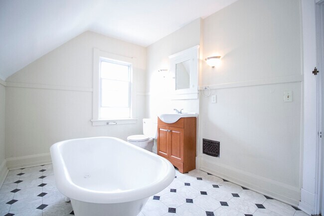 Building Photo - 2122 Airport Hwy