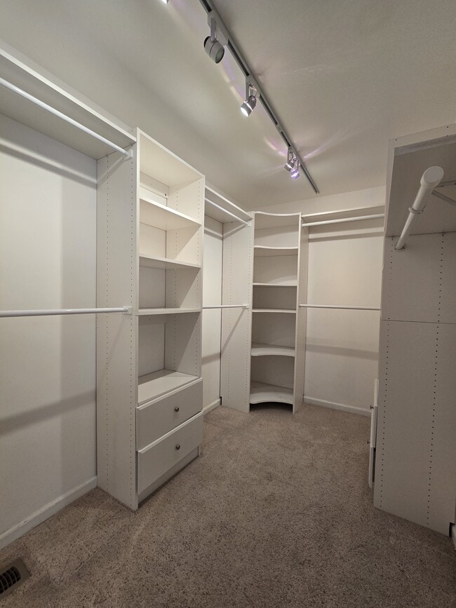 Building Photo - 232 Pebble Glen Dr