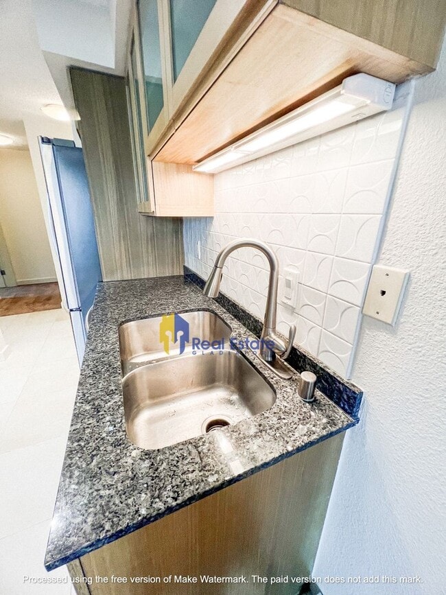 Building Photo - Pet friendly one bedroom condo available in the sought after Oasis Community in Bellevue