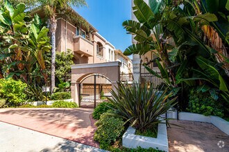 Building Photo - Private Updated 3-Bedroom 3-Bathroom Tri-L...