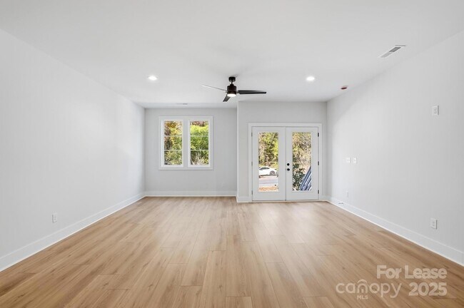 Building Photo - 1306 Carolyn Dr