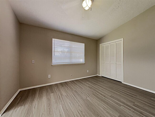 Building Photo - 8615 Riverside Walk Ln
