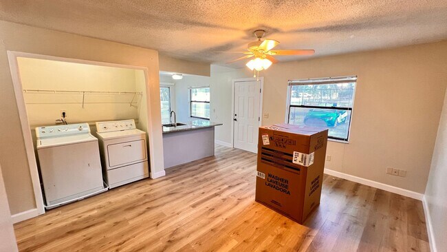 Building Photo - Spacious 2 Bed / 1 Bath Duplex in West Orl...
