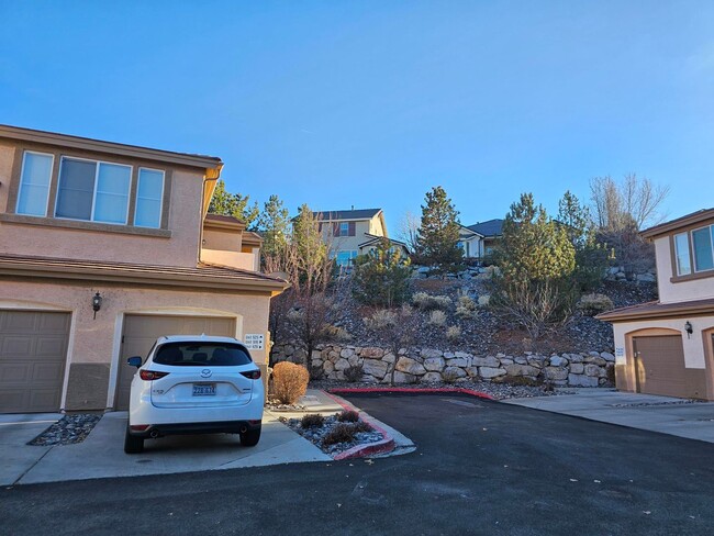 Building Photo - Beautiful Townhome