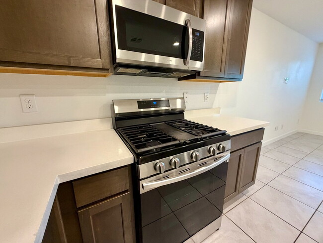 Building Photo - 3 BED 2.5 BATH 2 CAR GARAGE TOWNHOUSE FOR RENT LOCATED IN CADENCE MASTER COMMUNITY