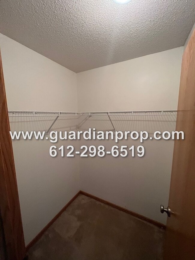 Building Photo - Large End Unit Townhome Available Late April, 2BR + Office, Vaulted Ceilings, 3 Bath, Family Room