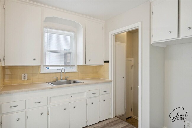 Building Photo - 2 bedroom - 2 bath - Detroit gem - $1200