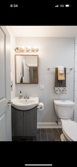 Bedroom 3 bathroom - 1028 S Oakley Blvd