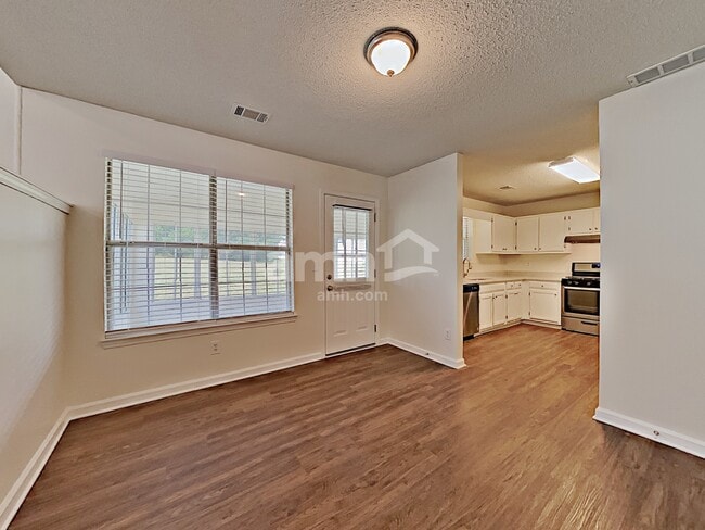 Building Photo - 7132 New Dale Rd